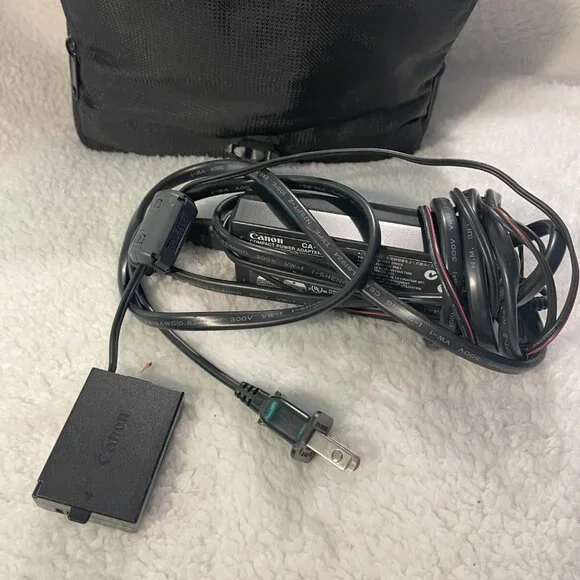 Canon EOS Rebel T3 Digital SLR w 18-55mm IS II Lens w/ acc - read below - Picture 2 of 7